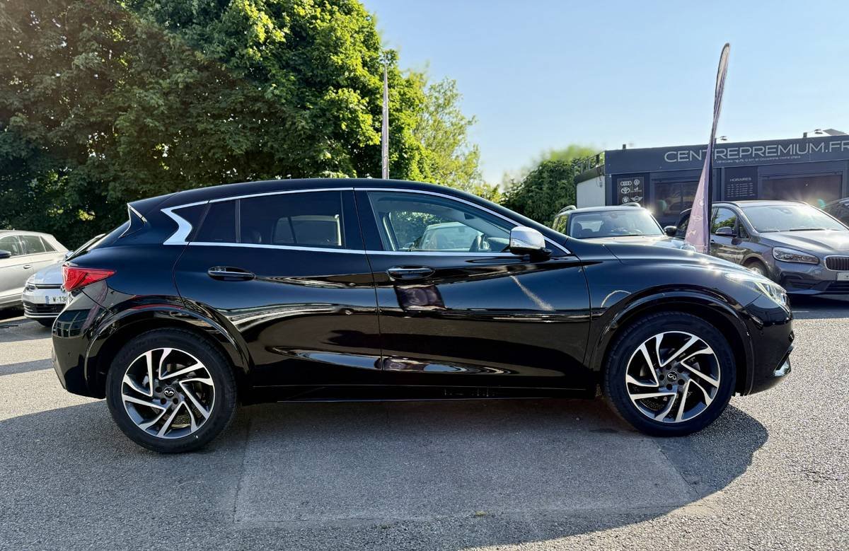 INFINITI Q30 1.6T 122 PREMIUM TECH