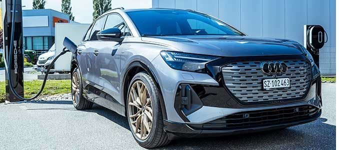 Photo représentant un SUV Audi électrique en recharge