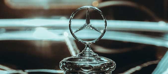 Photo représentant le logo Mercedes Benz, illustrant la fusion entre les marques Daimler et Benz en 1926